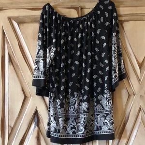 Beautiful paisley black tunic top. Great sleeves.